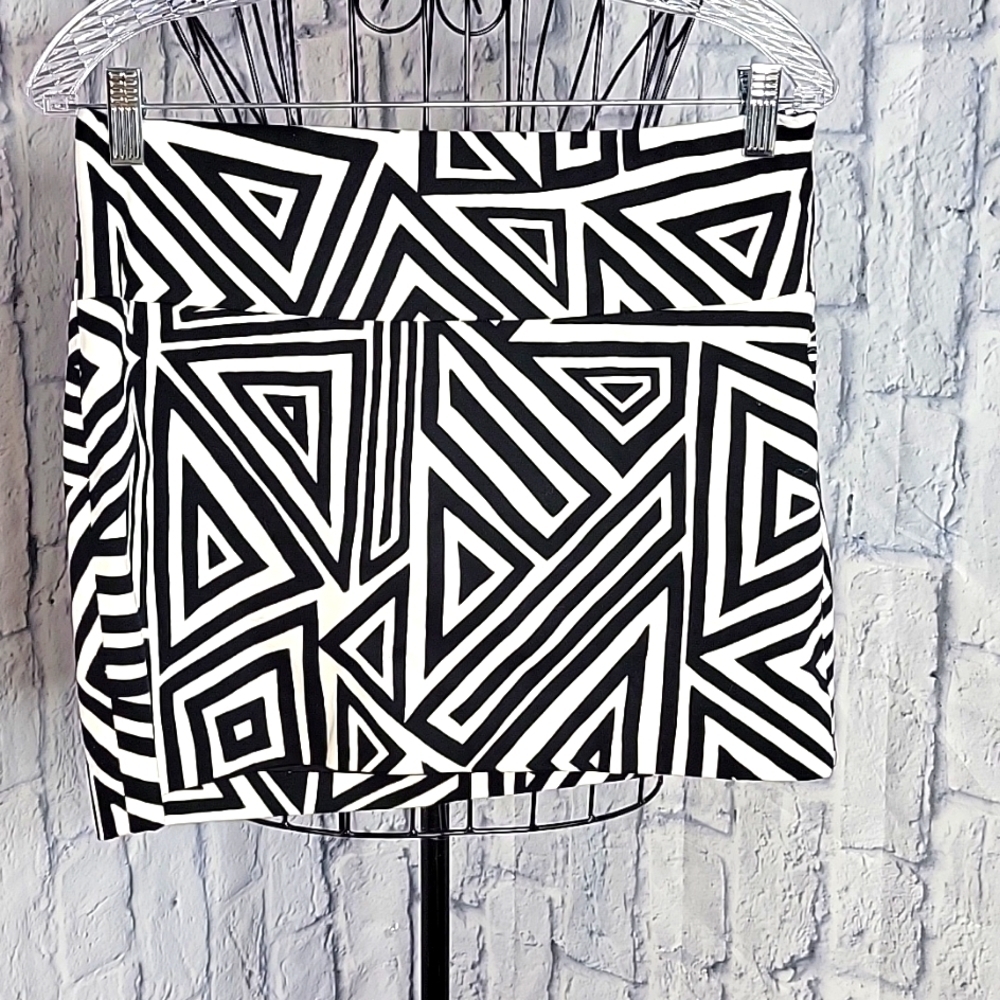*EXPRESS DESIGN STUDIO Black and White Geometric Mini Skirt Size 6